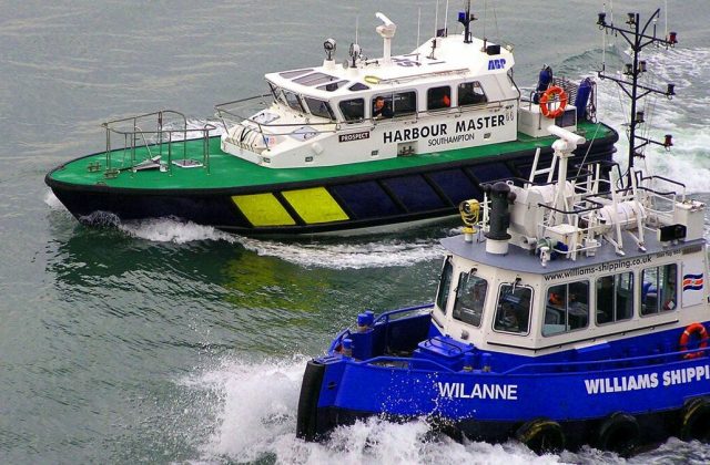 Williams_Shipping_Wilanne_tug_Solent_with_pilot_vessel